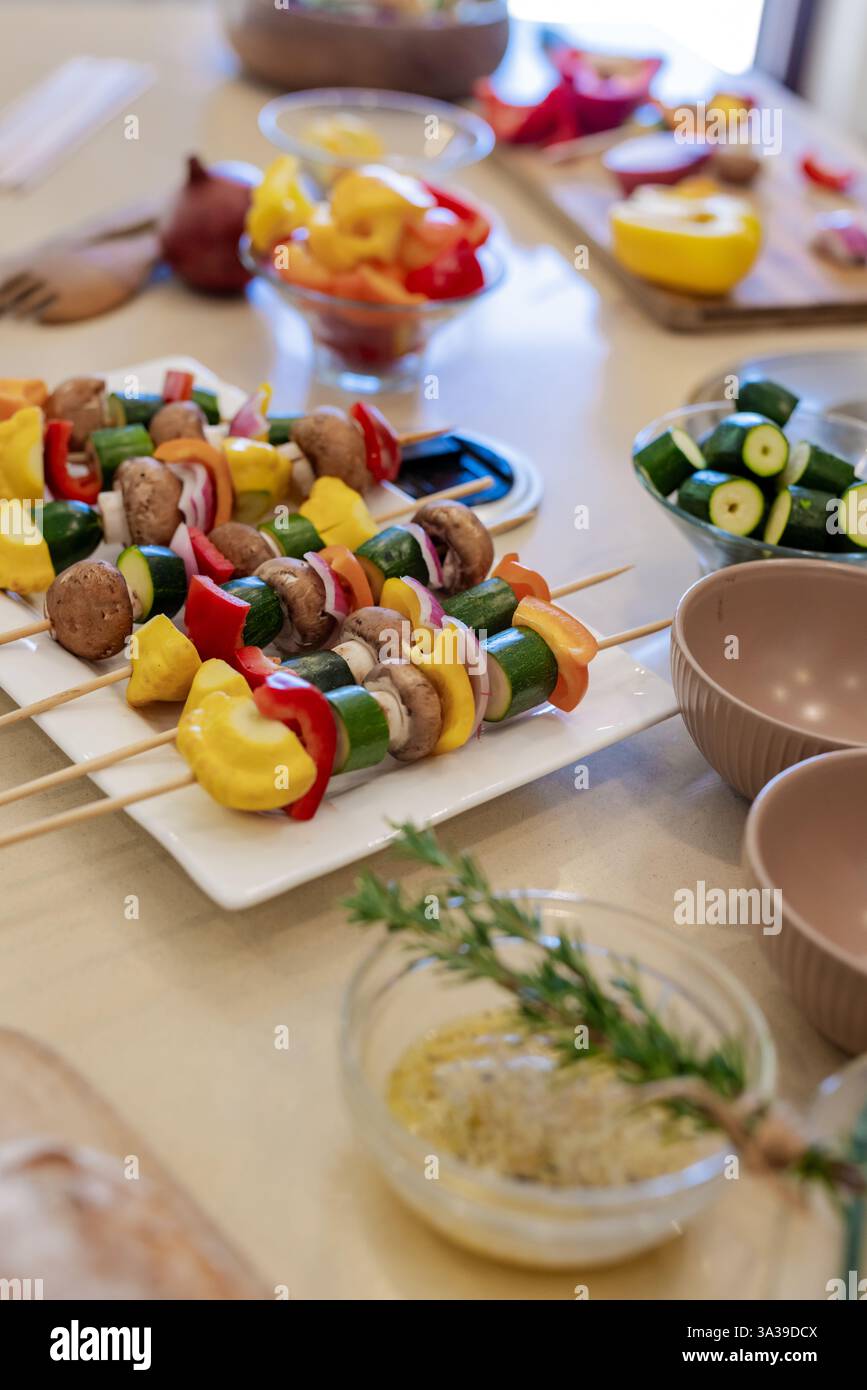 Bunte Gemüsespieße mit Pilzen und Paprika, zubereitet zum Grillen zu Hause Stockfoto