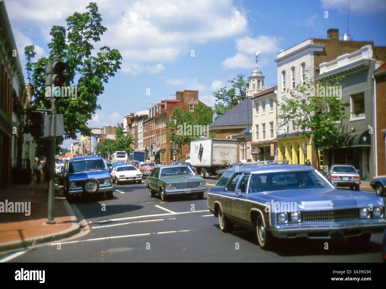 Pennsylvania Avenue, Georgetown, Washington D.C. im Jahr 1984. Geschäftiger Tag mit einigen schönen alten amerikanischen Autos. 2901 M St NW, Washington, DC 20007, Vereinigte Staaten. Analoge Farbfotografie, gescannt von Dia. Stockfoto