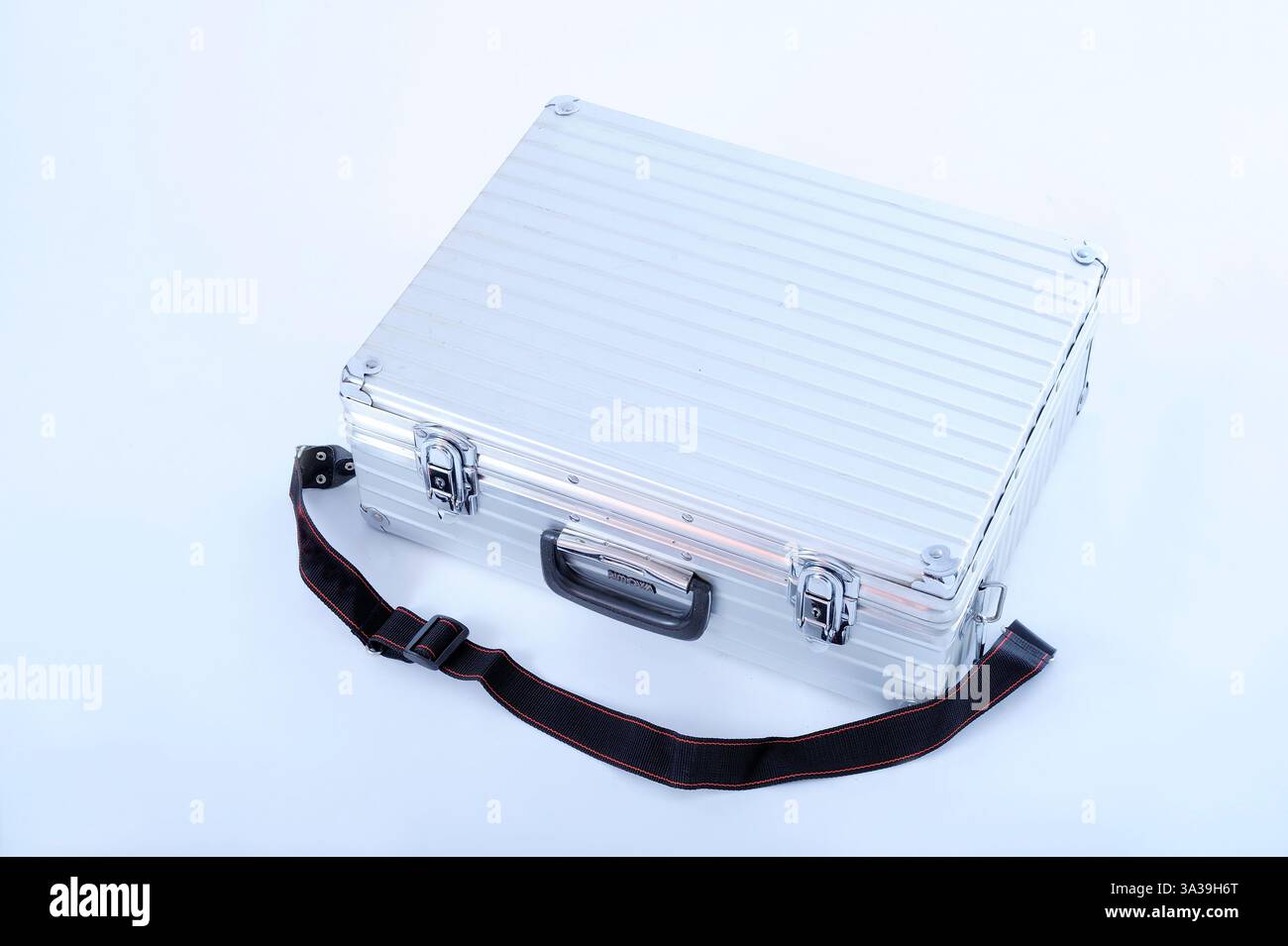 Sicherheit, Chiffre, Transport, geheim, BHs, Truhe, Dokumente, bewacht, Geschäft, Verträge, Skandal, Korruption, Kompetenz, Vertrauen, Unternehmen, Geschäftsraum, Anzug Stockfoto