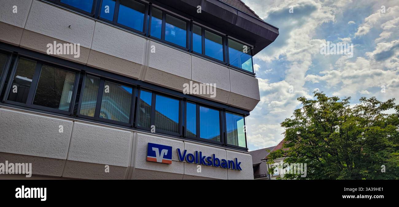 Die Volksbank-Niederlassung im Zentrum einer Stadt. Im Hintergrund - der Himmel mit hellen Wolken. Die Volksbank Group ist eine Genossenschaftsbank in Österreich. Jul Stockfoto