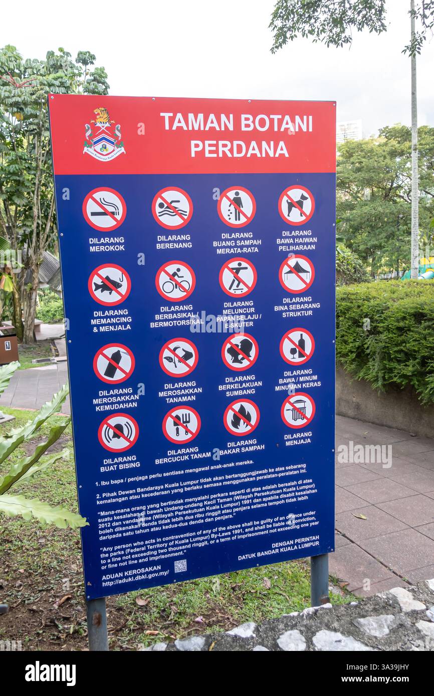 Ein Schild am Taman Botani Perdana (Botanischer Garten Perdana) mit den Vorschriften für Besucher, Kuala Lumpur, Malaysia Stockfoto