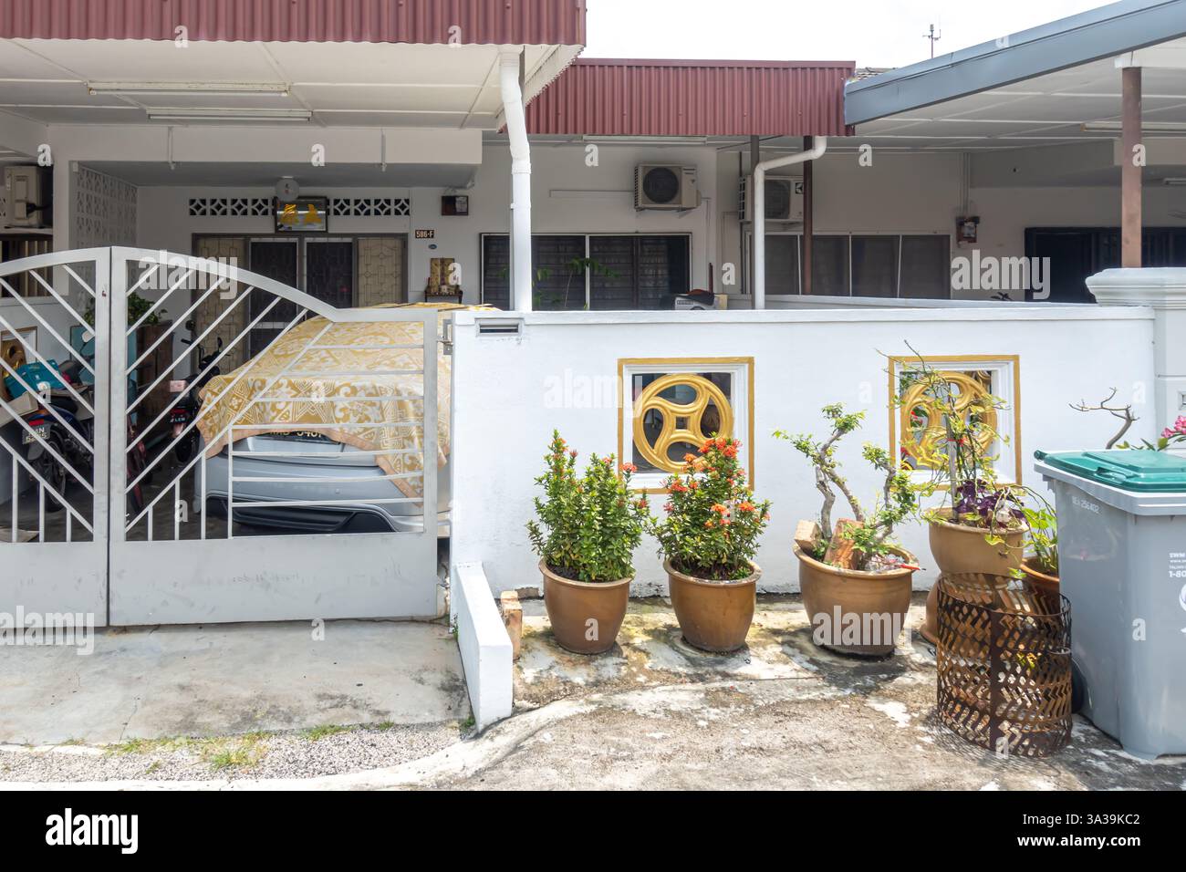 Terrassenhaus Außendekor, Blumen Töpfe Melaka Malaysia Stockfoto
