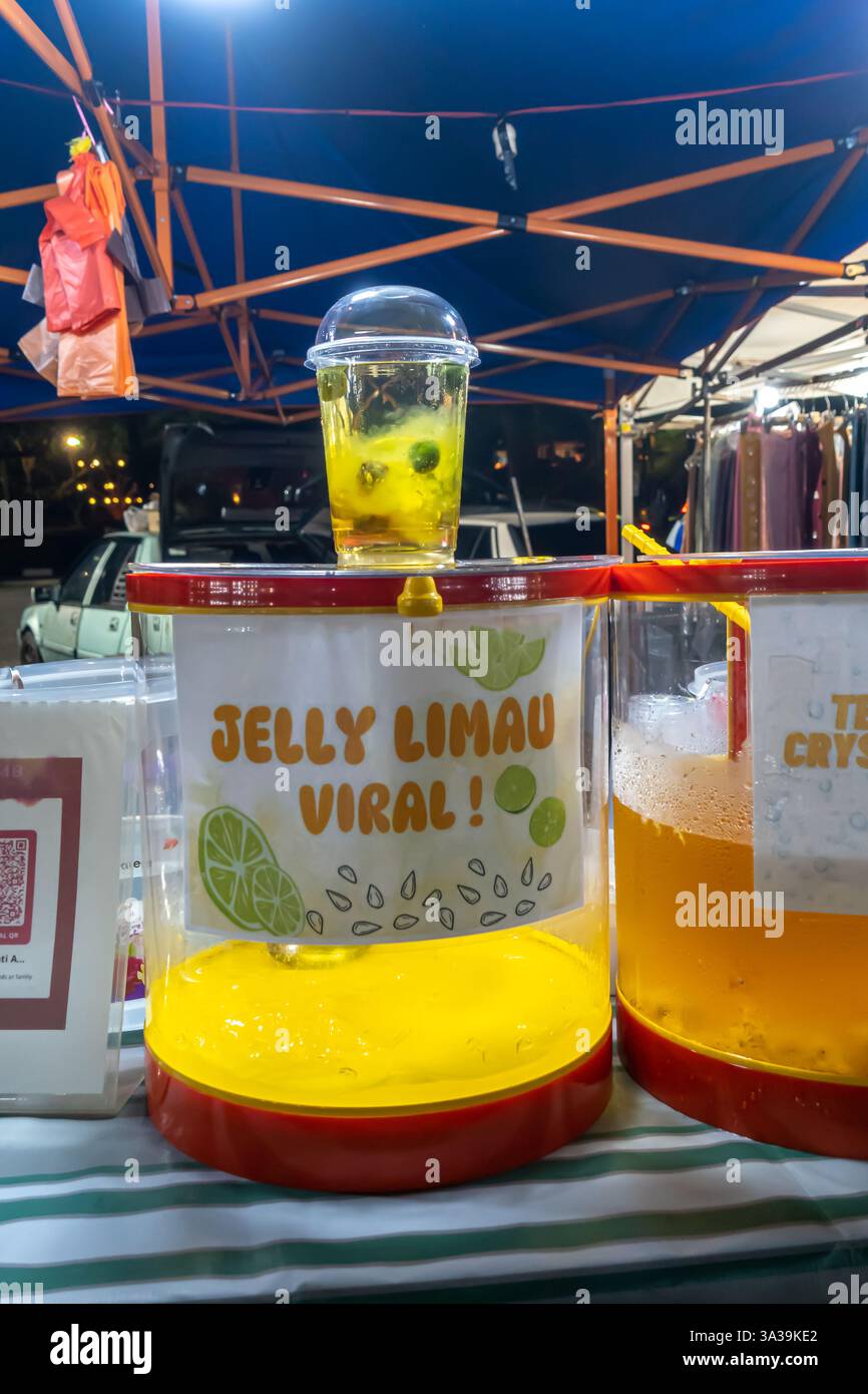 Getränk namens „Jelly Limau Virus!“ Erfrischendes Getränk, möglicherweise Limettengeschmack, mit Gelee, Jonker Night Market in Malacca Malaysia, Stockfoto
