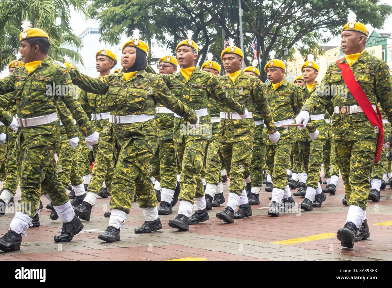 31. August 2024: Das malaysische Volunteers Corps Department (Jabatan Sukarelawan Malaysia) marschiert zur Nationalparade in Malakka Stockfoto