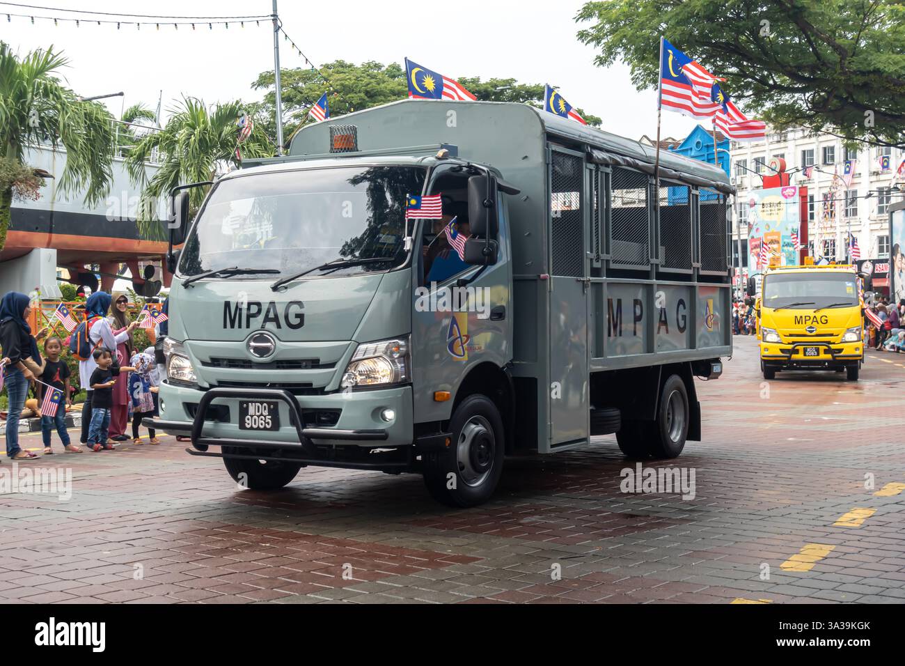 MPAG Alor Gajah Municipal Council Truck auf Parade am Nationalfeiertag, Malakka, Malaysia Stockfoto