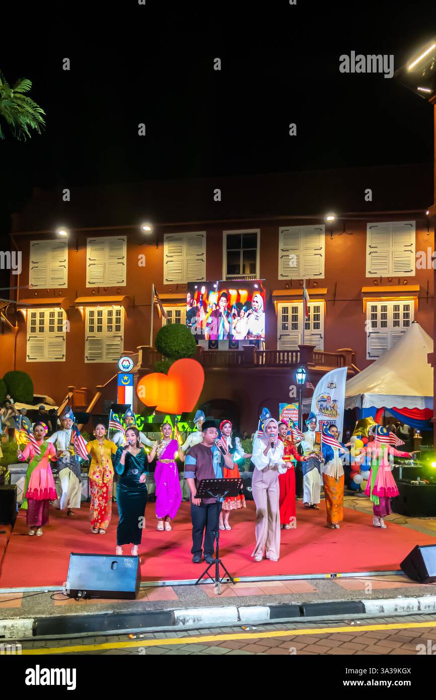 31. August 2024: Malaysia Unabhängigkeitstag: Künstler treten auf der Stagein im Stadtzentrum von Malakka Malaysia auf Stockfoto