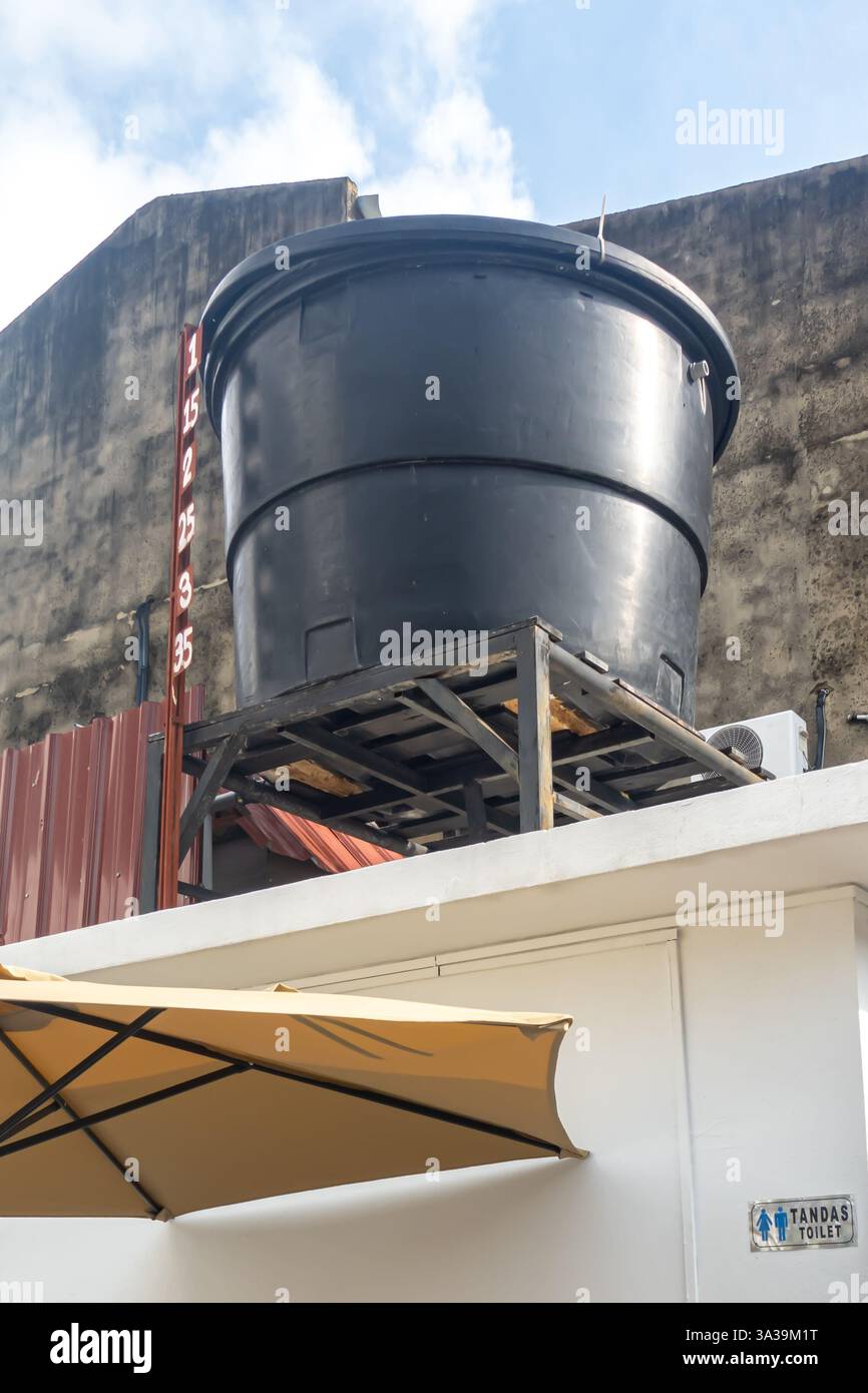 Kunststoff-Wassertank, Wohnbau in Malacca, Malaysia Stockfoto