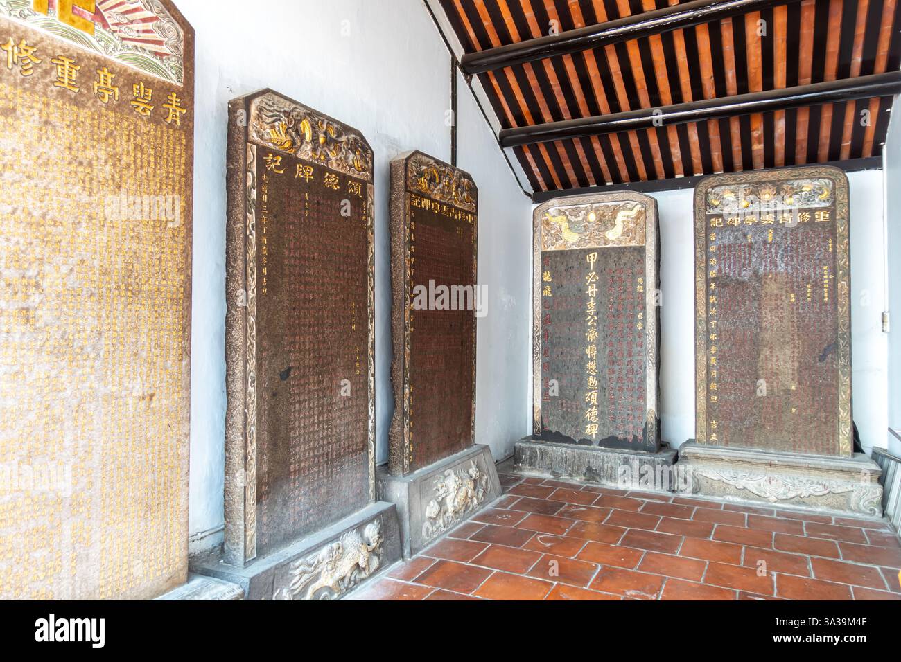 Der Cheng Hoon Teng Tempel, Melaka, Malaysia - historische Platten mit eingravierter Geschichte des Tempels Stockfoto