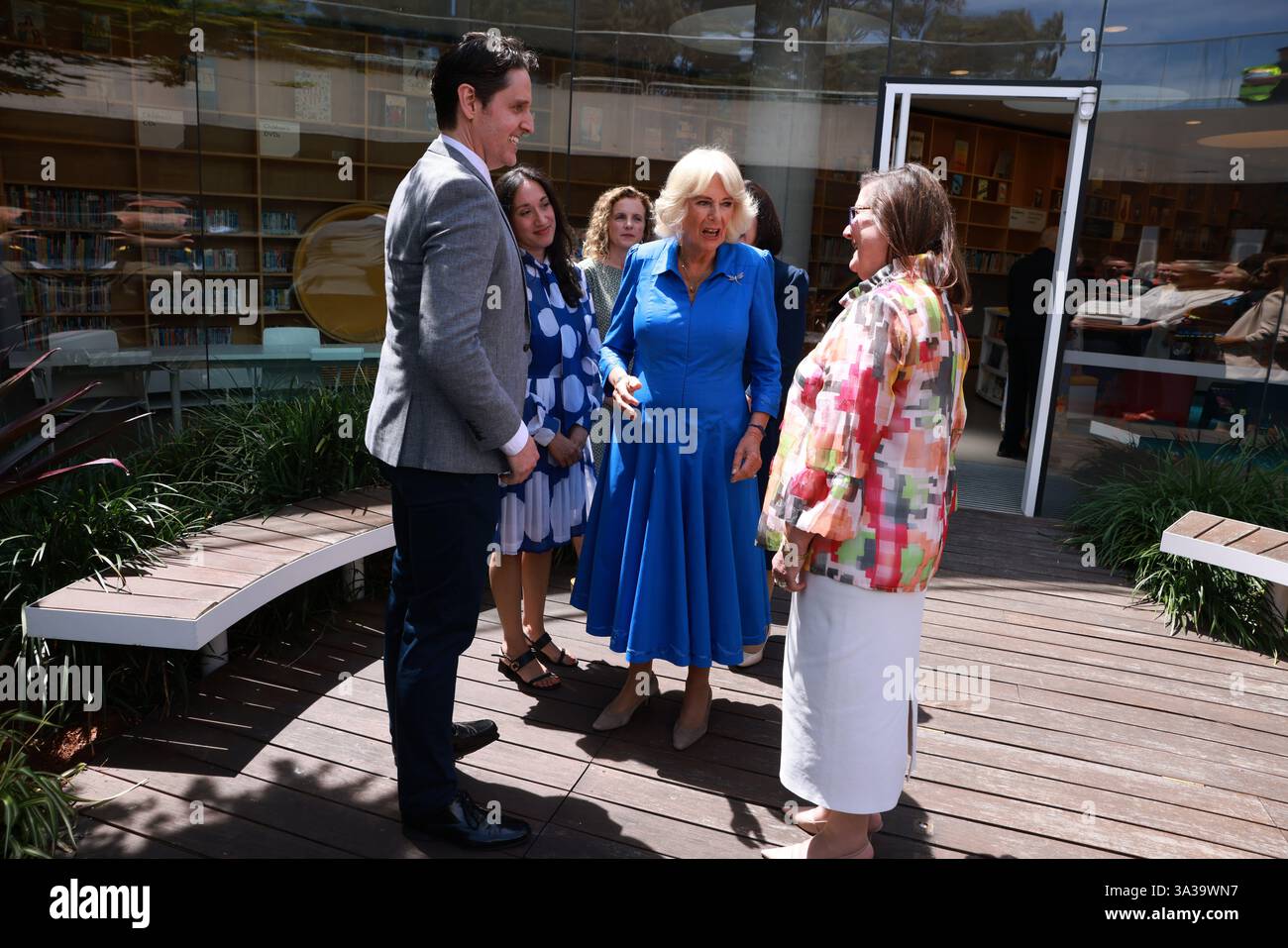 Königin Camilla trifft sich mit Autoren während ihres Besuchs in der Green Square Library in Sydney, während ihres Besuchs in der Green Square Library in Sydney, am dritten Tag des königlichen Besuchs in Australien und Samoa. Bilddatum: Dienstag, 22. Oktober 2024. Stockfoto