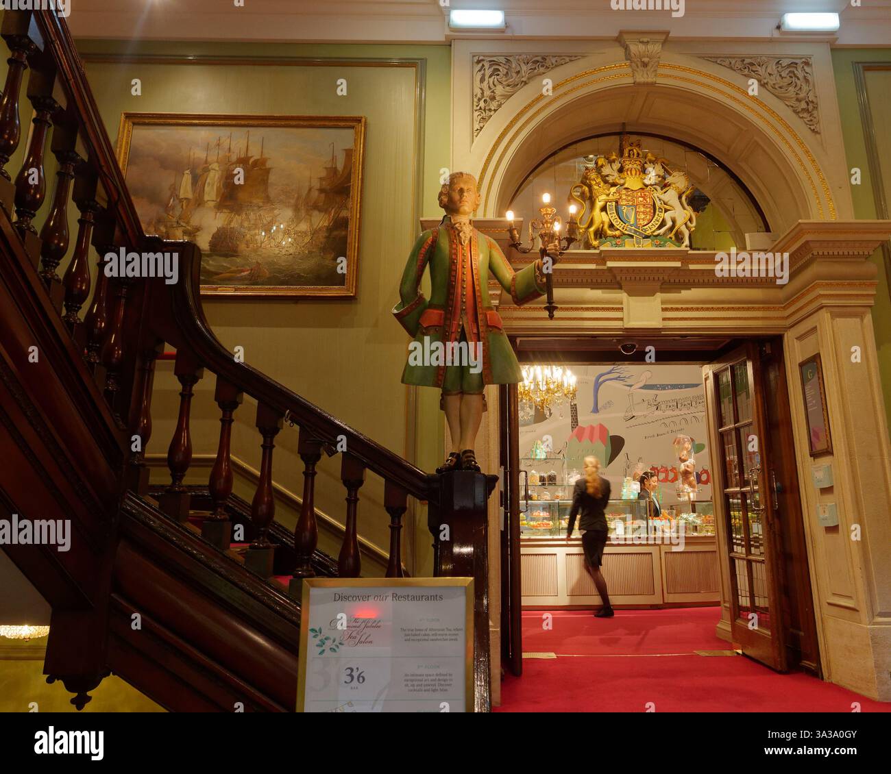 Statue und Treppe am Eingang zum Fortnum & Mason Luxury Kaufhaus am Piccadilly in London, März 2025 Stockfoto Statue und Treppe am Eingang zum Fortnum & Mason Luxury Kaufhaus am Piccadilly in London, März 2025 Stockfoto