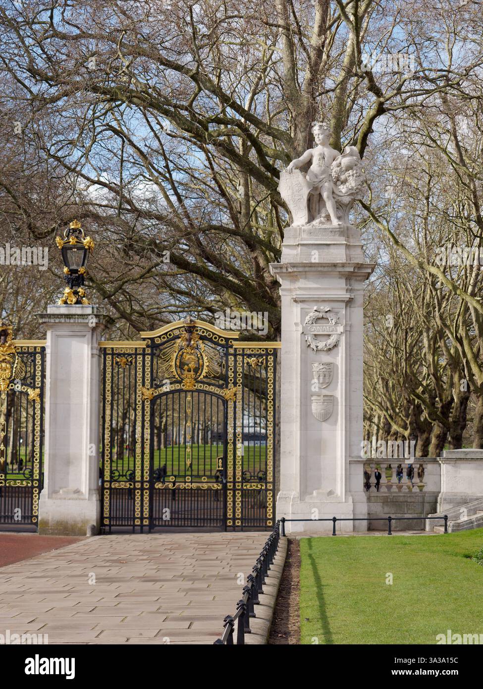 Elfmetertor am Rande des Green Park mit Statue oben in London, März 2025 Stockfoto