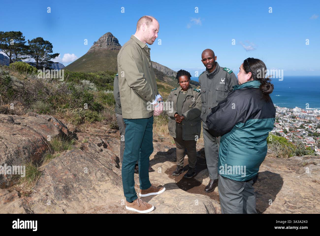 Der Prince of Wales trifft auf Ranger und Naturschützer bei einem Besuch auf dem Signal Hill in der Nähe von Kapstadt, um über die Bedeutung der Biodiversität zu sprechen. Signal Hill ist Teil des Wither Table Mountain National Park. Prinz William ist am zweiten Tag seines Besuchs in Südafrika, vor der vierten jährlichen Earthshot Prize Awards-Zeremonie am 6. November. Bilddatum: Dienstag, 5. November 2024. Stockfoto