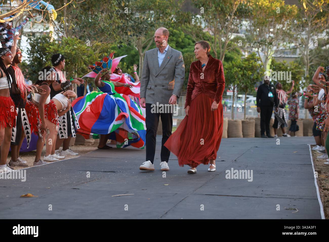 Am dritten Tag seines Besuchs in Südafrika für die vierten Earthshot Prize Awards tanzen Künstler, als der Prinz von Wales mit Hannah Jones, Chief Executive des Earthshot Prize, bei den Earthshot Prize Awards in den Green Point Shared Fields in Kapstadt ankommt. Bilddatum: Mittwoch, 6. November 2024. Stockfoto