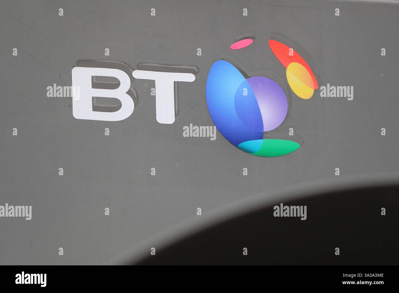 Aktenfoto vom 10/20 des BT-Logos. Der Telekom-Gigant BT hat seine jährlichen Umsatzaussichten verkürzt und bekannt gegeben, dass weitere 2.000 Arbeitsplätze unter seinen laufenden Plan zur Kostensenkung geraten sind. Ausgabedatum: Donnerstag, 7. November 2024. Stockfoto