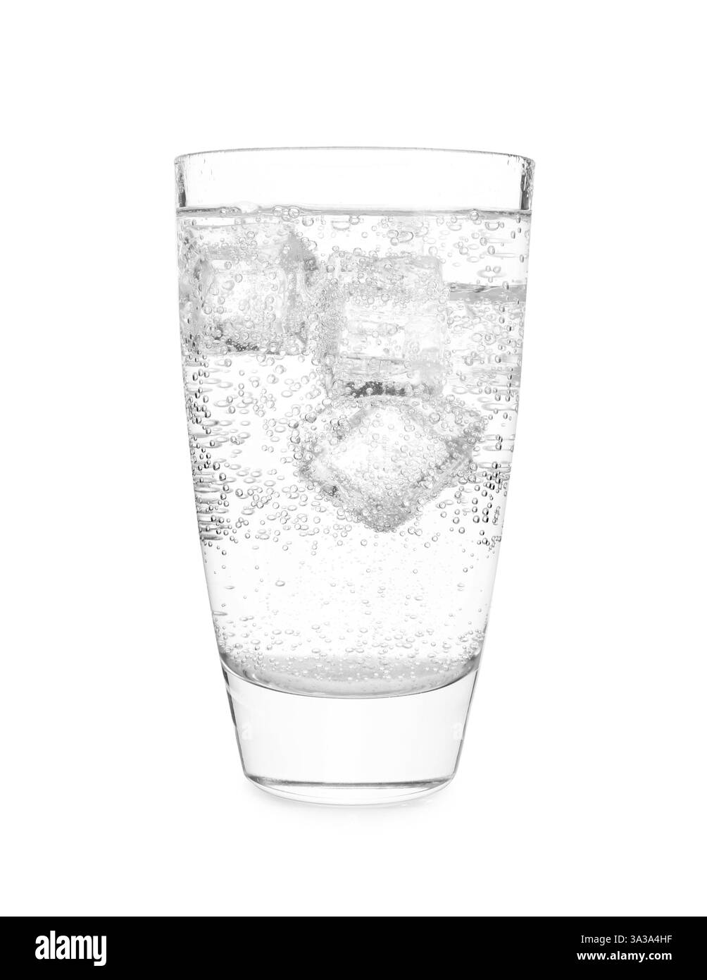 Glas erfrischendes Limonadenwasser isoliert auf weiß Stockfoto