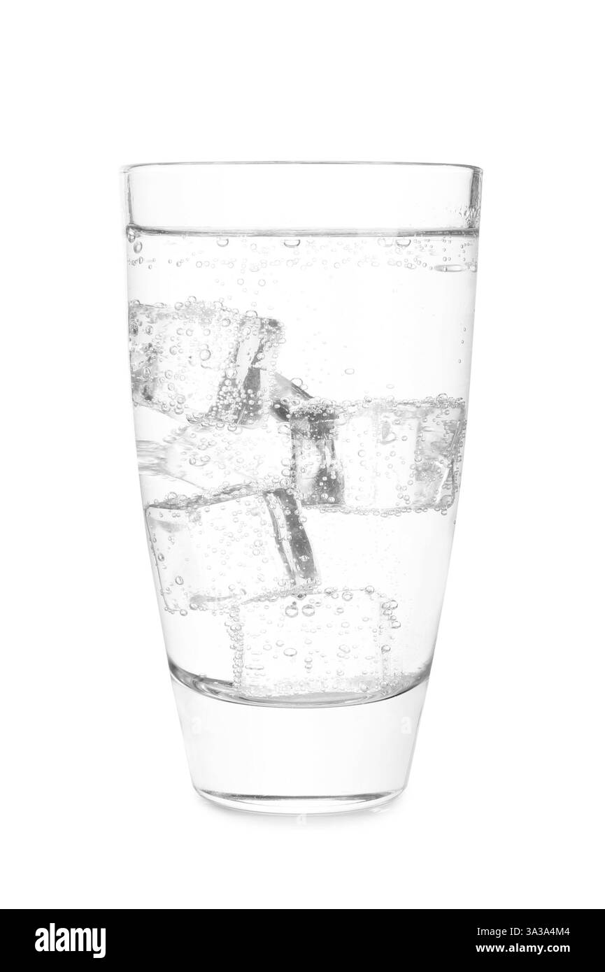Glas erfrischendes Limonadenwasser isoliert auf weiß Stockfoto