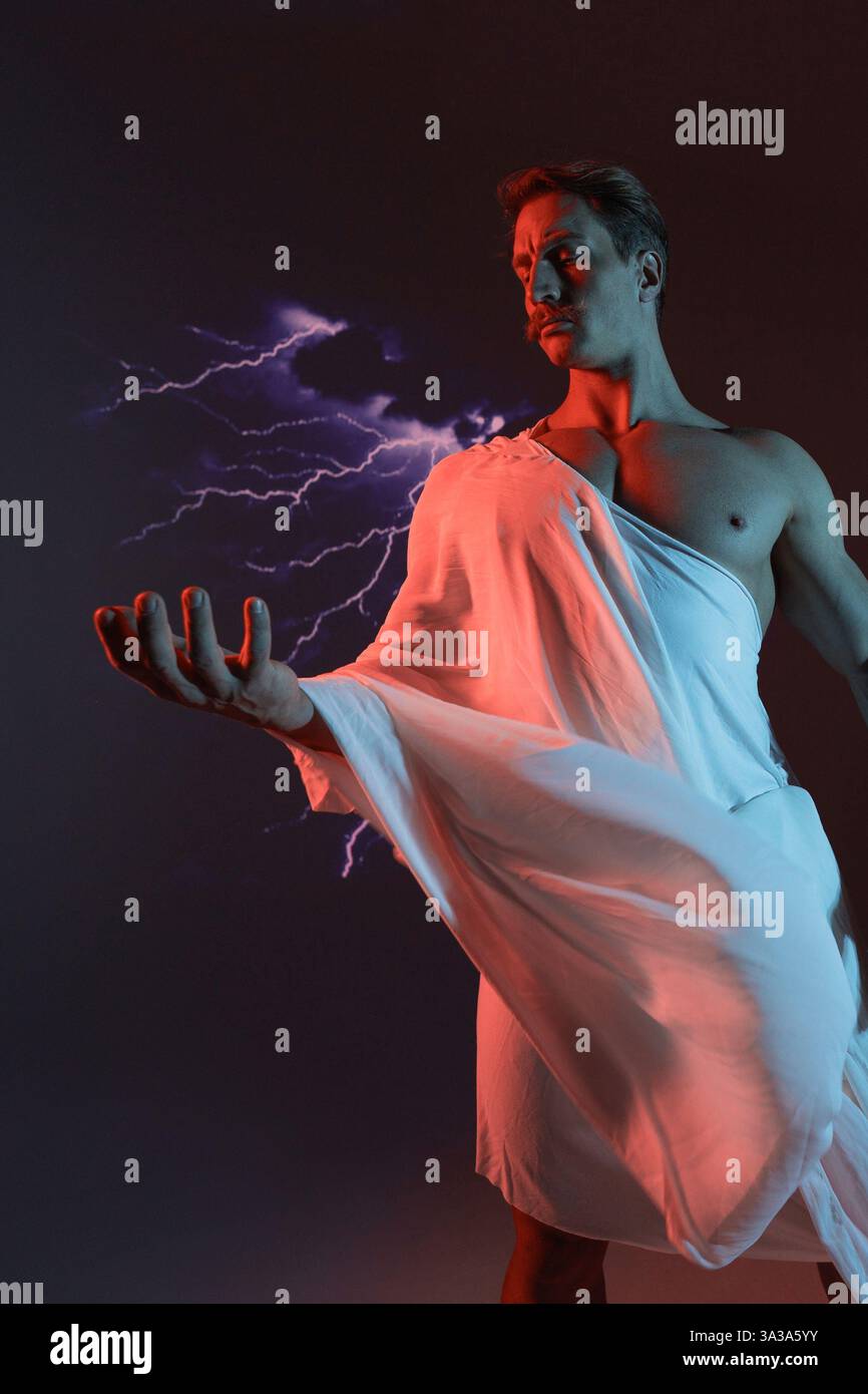 Eine muskulöse, athletische Figur, die Zeus verkörpert, Blitzschläge in der Hand und ein rotes Warnlicht symbolisiert Stärke, Macht und mythische Herrschaft. Stockfoto