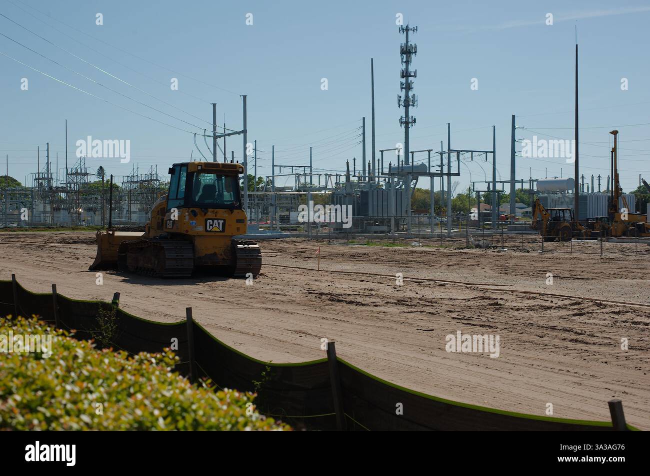Bau einer Umspannstation für das Stromnetz. Hochspannungs-Schaltplatz mit Wandlertransformator Kraftwerk, Pylonen, Verteilerkabel, BU Stockfoto