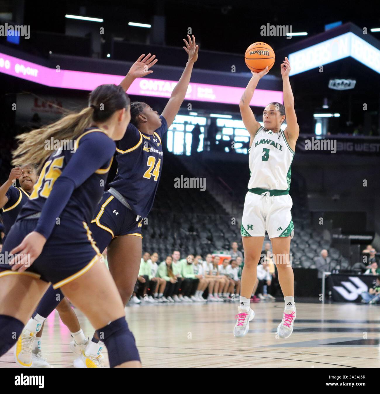 Henderson, USA. März 2025. 14. März 2025 - Hawai'i Rainbow Wahine Wärterin Lily Wahinekapu #3 schießt den Ball über die Arme der UC San Diego Tritons Kayanna Spriggs #24 während des Spiels der Big West Conference Championships zwischen den Hawaii Rainbow Wahine und den UC San Diego Tritons in Lee's Family Forum Arena in Henderson, NV - Michael Sullivan/CSM/SIPA USA (Credit: © Michael Sullivan/SIPA USA/SIPA/SIPA USA) Stockfoto