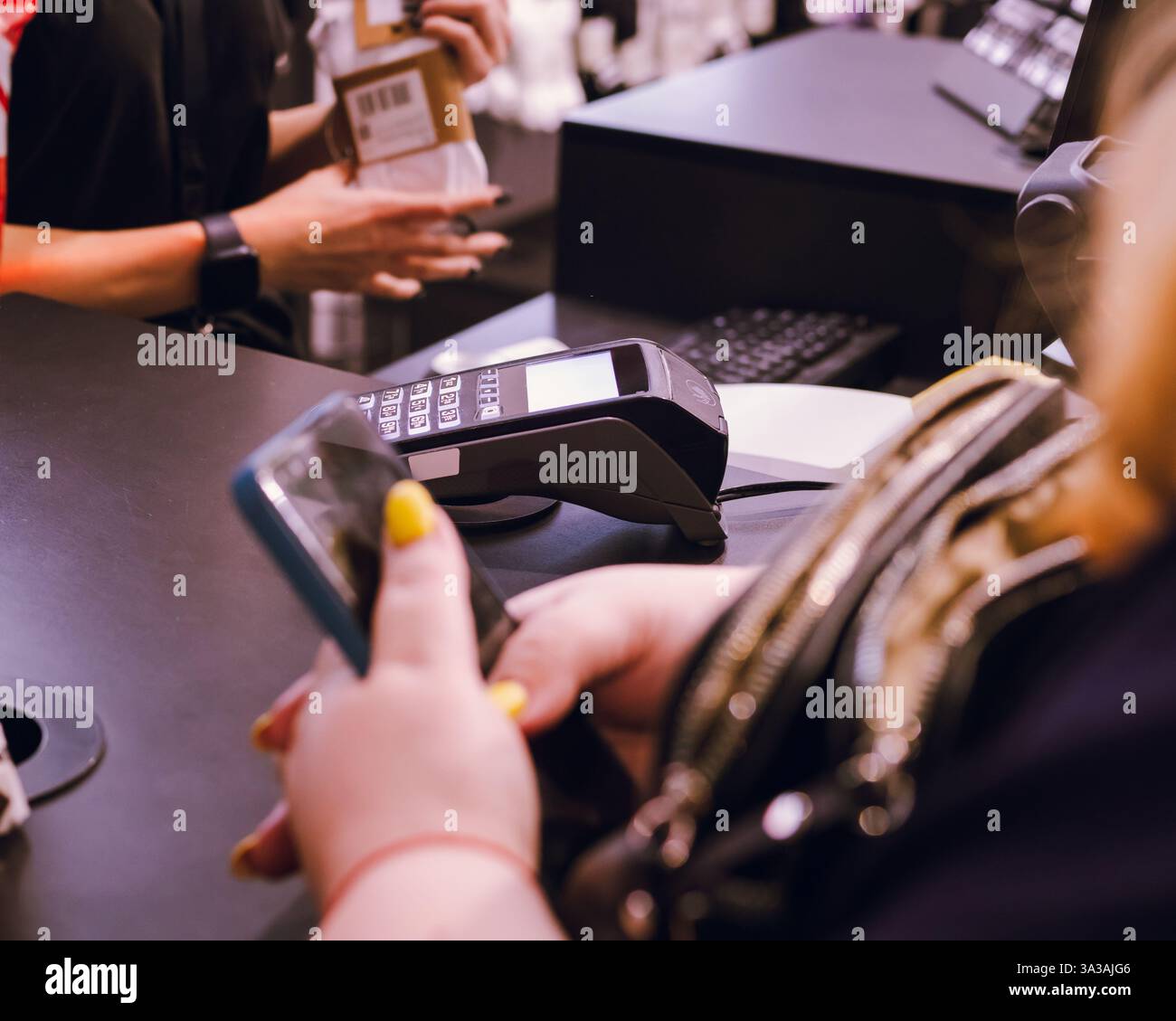 Kontaktlose Zahlung an der Kasse im Einzelhandel Stockfoto