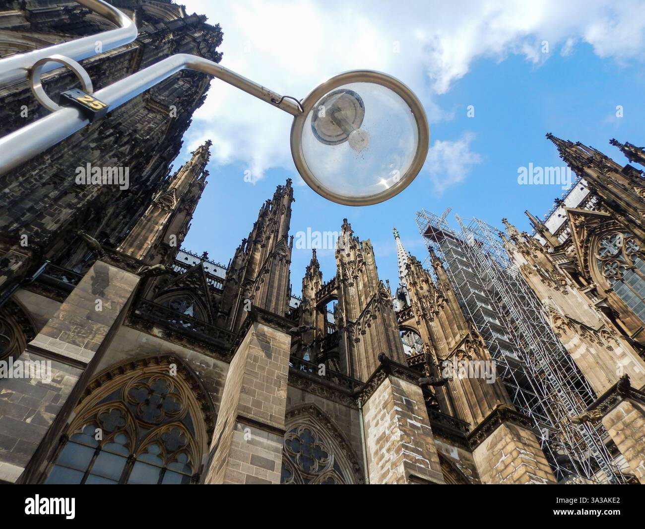 Blick von unten auf die Türme des Kölner Doms Stockfoto