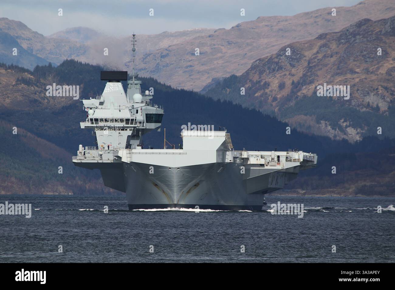 Die HMS Prince of Wales (R09), ein Flugzeugträger der Queen Elizabeth-Klasse und Flaggschiff der Royal Navy, passiert Cloch Point auf dem Firth of Clyde auf einer Hinreise von Glenmallan auf Loch Long. Stockfoto