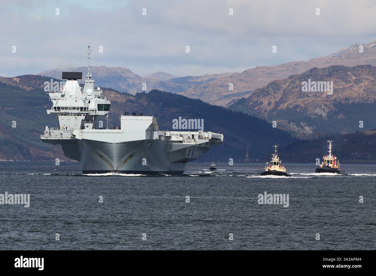 Die HMS Prince of Wales (R09), ein Flugzeugträger der Queen Elizabeth-Klasse und Flaggschiff der Royal Navy, passiert Cloch Point auf dem Firth of Clyde auf einer Hinreise von Glenmallan auf Loch Long. Stockfoto Die HMS Prince of Wales (R09), ein Flugzeugträger der Queen Elizabeth-Klasse und Flaggschiff der Royal Navy, passiert Cloch Point auf dem Firth of Clyde auf einer Hinreise von Glenmallan auf Loch Long. Stockfoto
