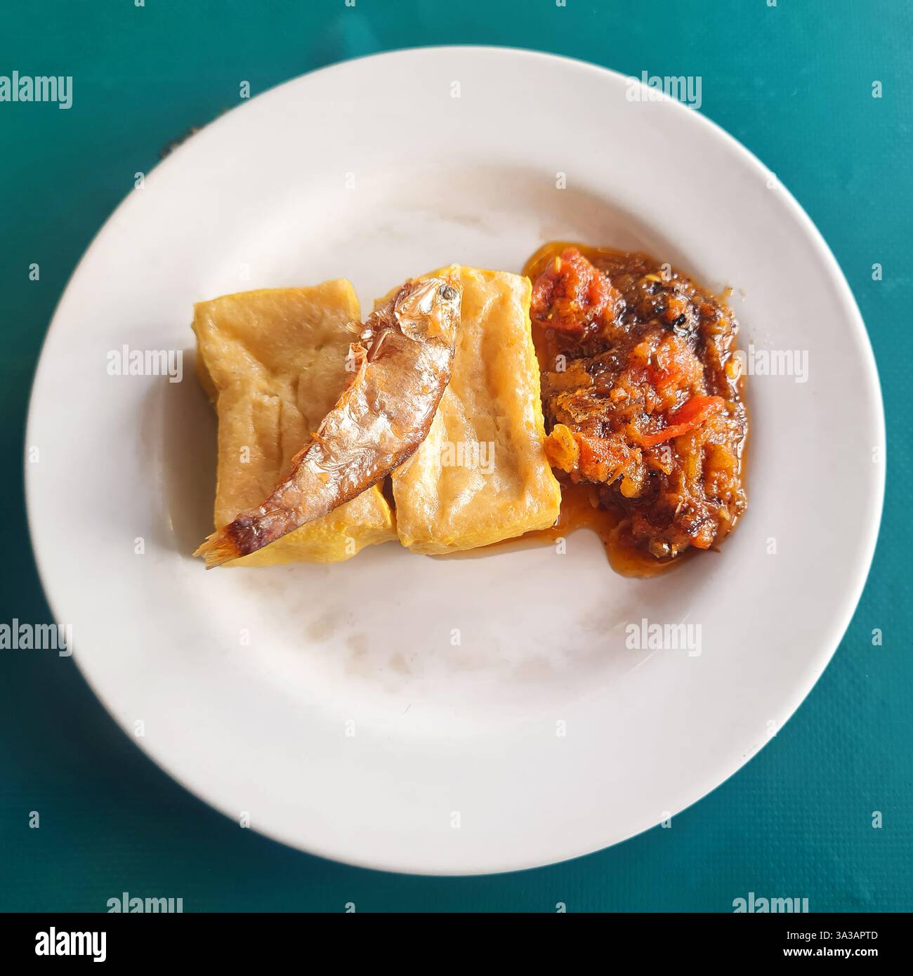Indonesisches Manadonesisches Essen - Tahu Goreng mit Ikan ASIN und Sambal Roa aus Manado in Indonesien. Gewürze für Bubur Manado. Stockfoto