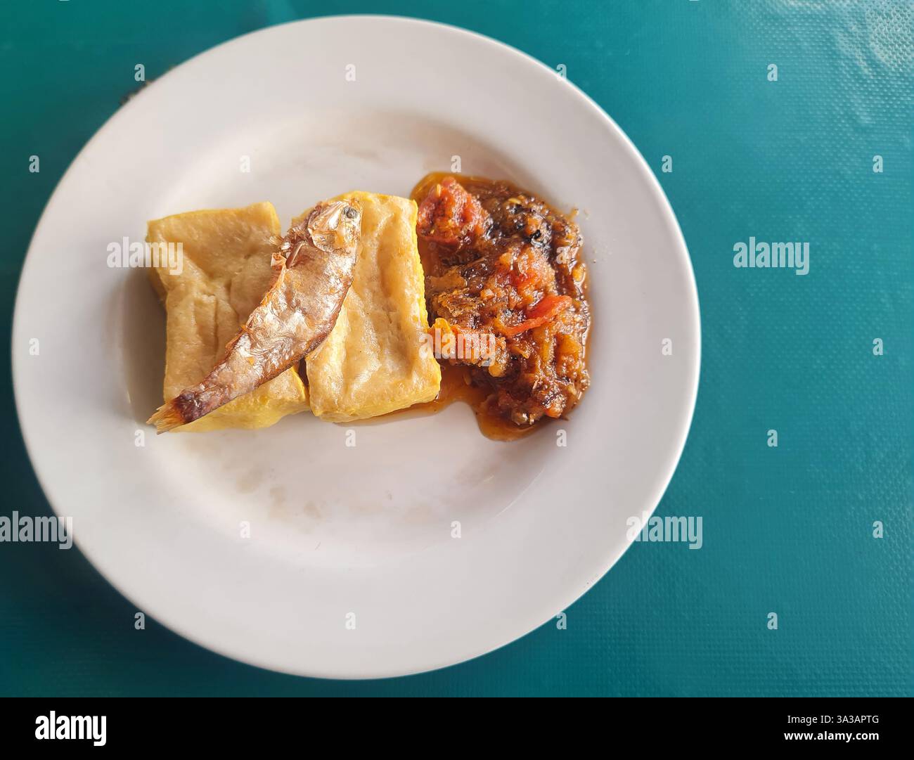 Indonesisches Manadonesisches Essen - Tahu Goreng mit Ikan ASIN und Sambal Roa aus Manado in Indonesien. Gewürze für Bubur Manado. Stockfoto