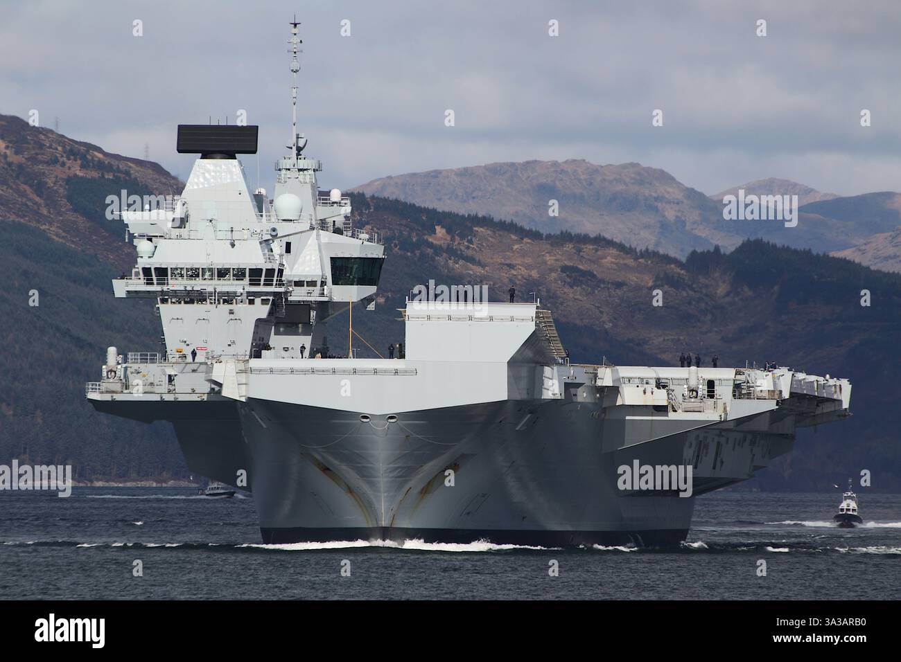 Die HMS Prince of Wales (R09), ein Flugzeugträger der Queen Elizabeth-Klasse und Flaggschiff der Royal Navy, passiert Cloch Point auf dem Firth of Clyde auf einer Hinreise von Glenmallan auf Loch Long. Stockfoto