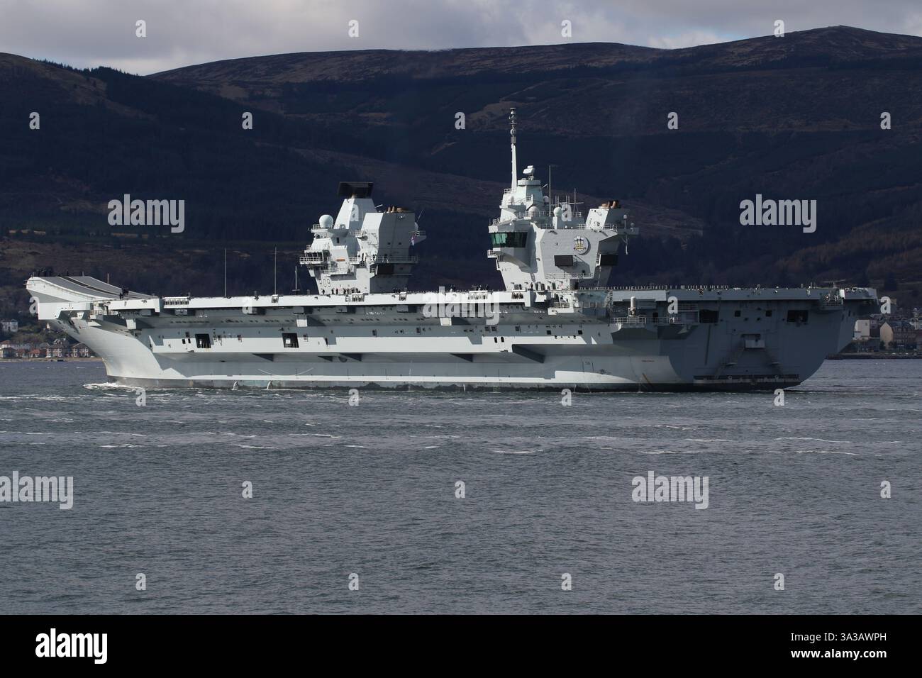 Die HMS Prince of Wales (R09), ein Flugzeugträger der Queen Elizabeth-Klasse und Flaggschiff der Royal Navy, passiert Cloch Point auf dem Firth of Clyde auf einer Hinreise von Glenmallan auf Loch Long. Stockfoto