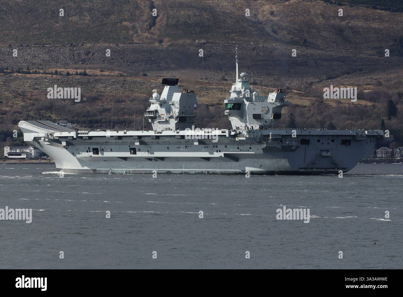 Die HMS Prince of Wales (R09), ein Flugzeugträger der Queen Elizabeth-Klasse und Flaggschiff der Royal Navy, passiert Cloch Point auf dem Firth of Clyde auf einer Hinreise von Glenmallan auf Loch Long. Stockfoto