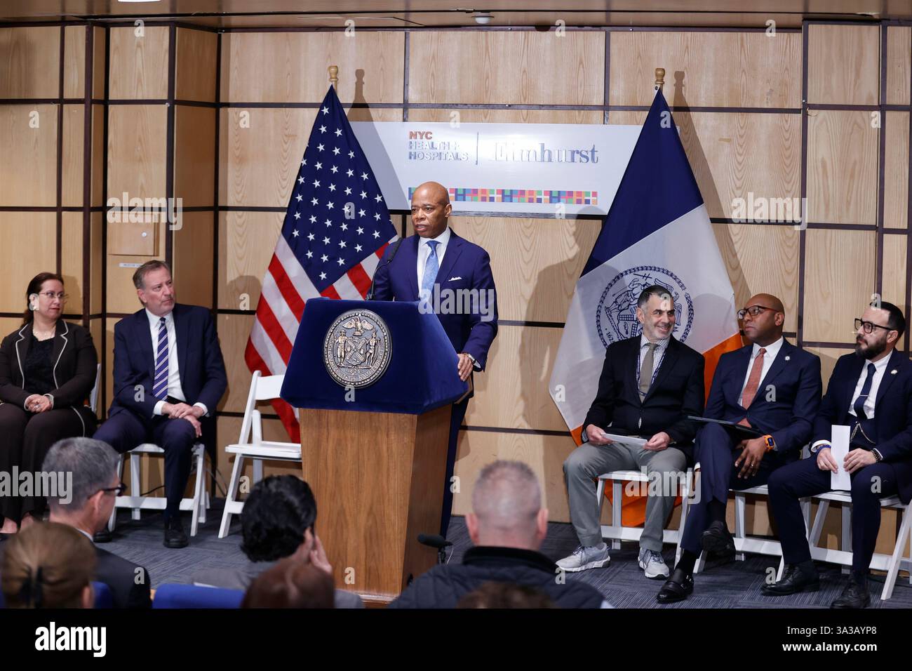 NEW YORK, NEW YORK - 14. MÄRZ 2025: Der Bürgermeister von New York, Eric Adams, der ehemalige Bürgermeister Bill de Blasio, versammelte sich zusammen mit politischen und medizinischen Würdenträgern im Elmhurst Hospital Center, um den fünfjährigen Jahrestag der COVID-19-Pandemie zu feiern. Die Veranstaltung würdigte das Leben der verlorenen New Yorker und zollte dem Heldentum der Mitarbeiter des Gesundheitswesens, der Ersthelfer und wichtiger Arbeiter, die während der Krise an vorderster Front dienten, Tribut. Foto: Luiz Rampelotto/EuropaNewswire Stockfoto