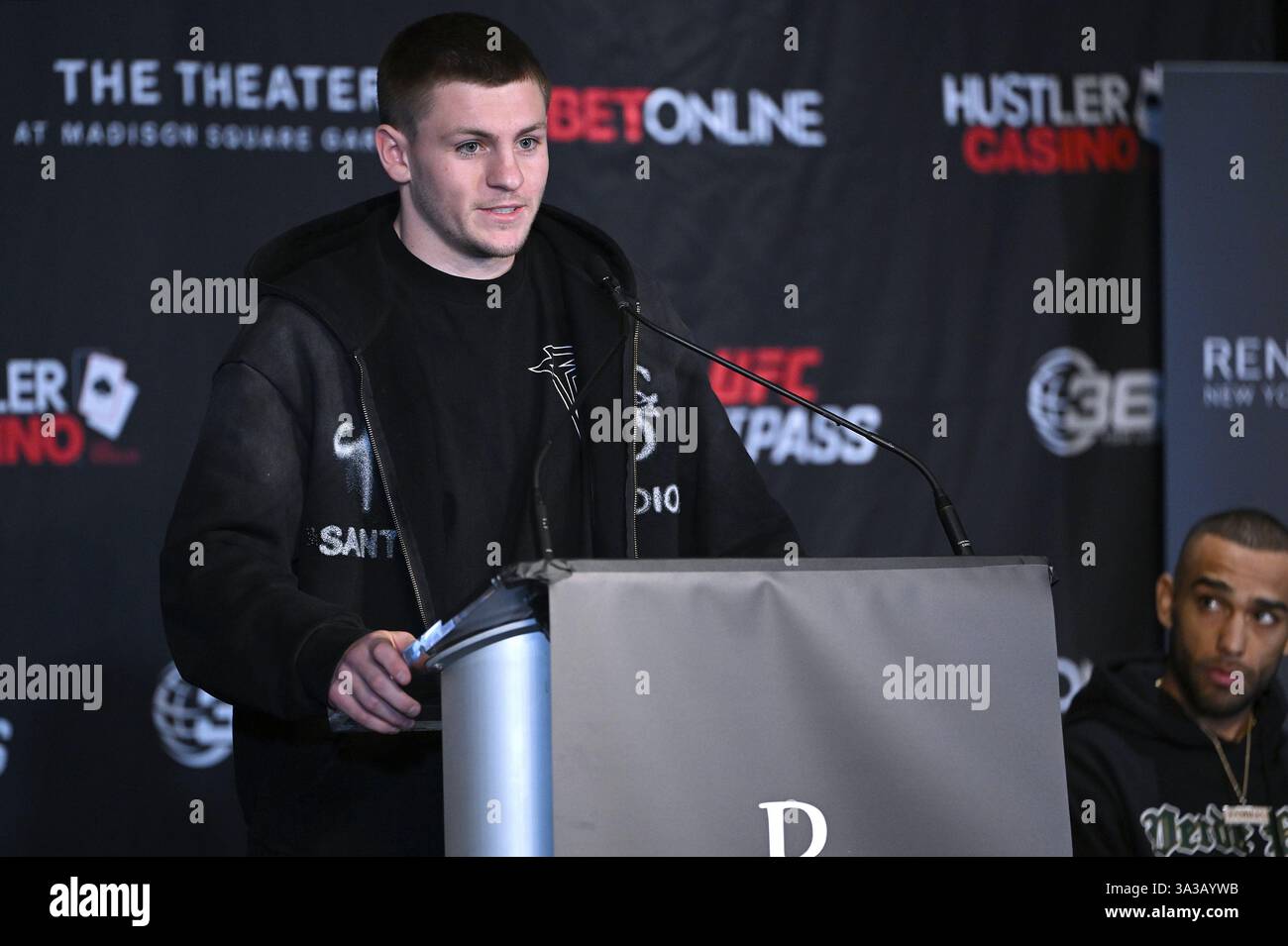 New York, USA. März 2025. Der irische Boxer Callum Walsh (l), WBC Super Welterweight Continental Americas Champion, spricht während der letzten Pressekonferenz vor dem Kampf gegen Dean Sutherland am Sonntag, Madison Square Garden, New York, NY, 14. März. 2025. (Foto: Anthony Behar/SipaUSA) Credit: SIPA USA/Alamy Live News Stockfoto