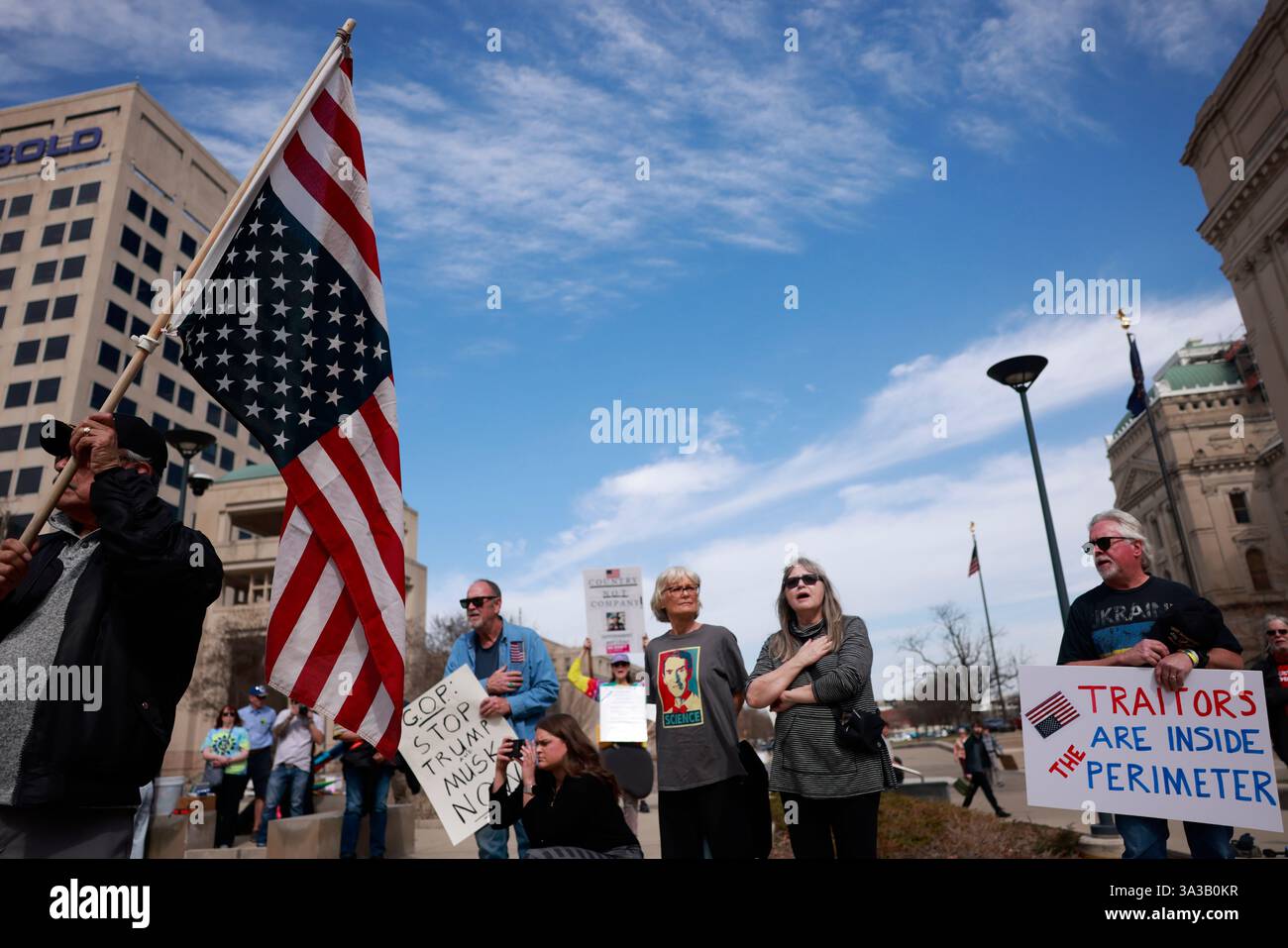 INDIANAPOLIS, INDIANA - 14. MÄRZ: Ein Vietnam-Veteran, links, hält eine umgedrehte amerikanische Flagge als Zeichen der Not, während US-Militärveteranen und ihre Unterstützer gegen die Kürzungen der Trump-Regierung am Department of Veterans Affairs (VA) und andere Veränderungen, die Veteranen und das Militär am 14. März 2025 betreffen, vor dem Indiana Statehouse protestieren. Der inoffizielle Protest an der Basis wurde durch einen Flyer ausgelöst, der von der 50501-Bewegung gepostet und von Veteranen in den Vereinigten Staaten online entdeckt wurde. Quelle: Jeremy Hogan/Alamy Live News Stockfoto
