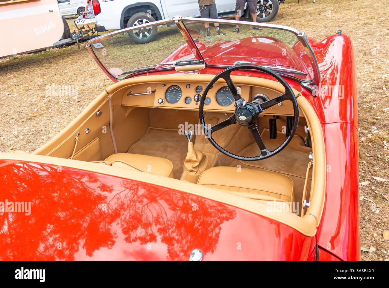 Armaturenbrett für Fahrerhaus und Instrumente des Jaguar XK120 Stockfoto