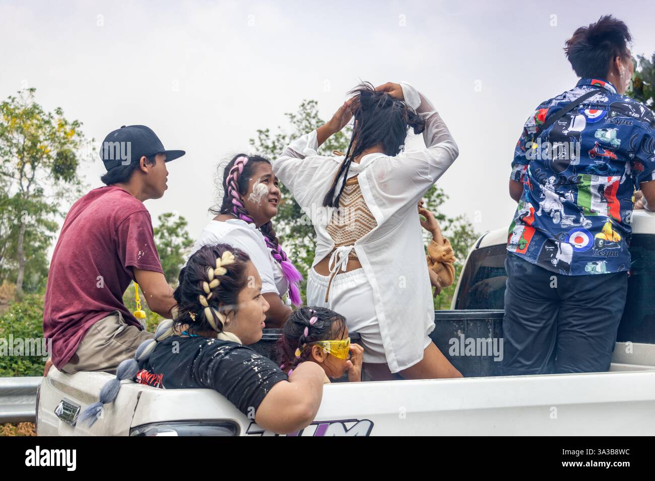 BANGKOK, THAILAND, 13. April 2024, fährt ein Pickup-Truck durch die Stadt mit einem Laderaum voller Menschen, die das Songkran Wasserfestival feiern Stockfoto