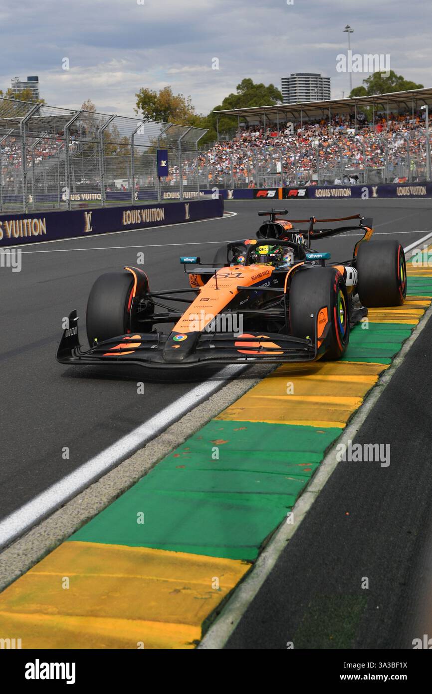 MELBOURNE, AUSTRALIEN, 15. März 2025. Im Bild: McLaren Formel-1-Pilot Oscar Piastri (aus) 81 belegte den zweiten Platz in der Startaufstellung für das Sonntagsrennen während der Qualifikation in der australischen Runde der Formel-1-Weltmeisterschaft 2025. Karl Phillipson / Alamy Live News Stockfoto