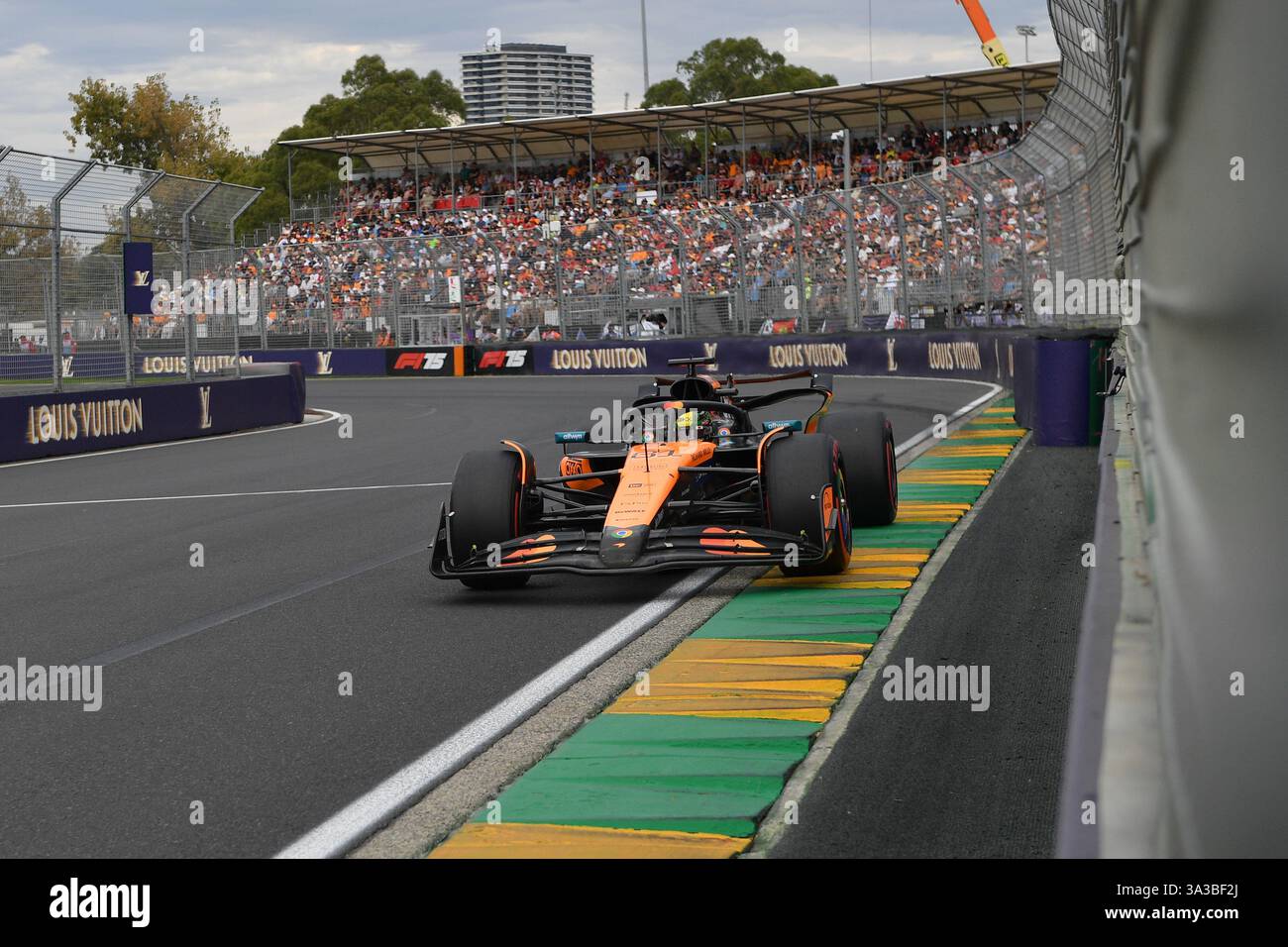 MELBOURNE, AUSTRALIEN, 15. März 2025. Im Bild: McLaren Formel-1-Pilot Oscar Piastri (aus) 81 belegte den zweiten Platz in der Startaufstellung für das Sonntagsrennen während der Qualifikation in der australischen Runde der Formel-1-Weltmeisterschaft 2025. Karl Phillipson / Alamy Live News Stockfoto