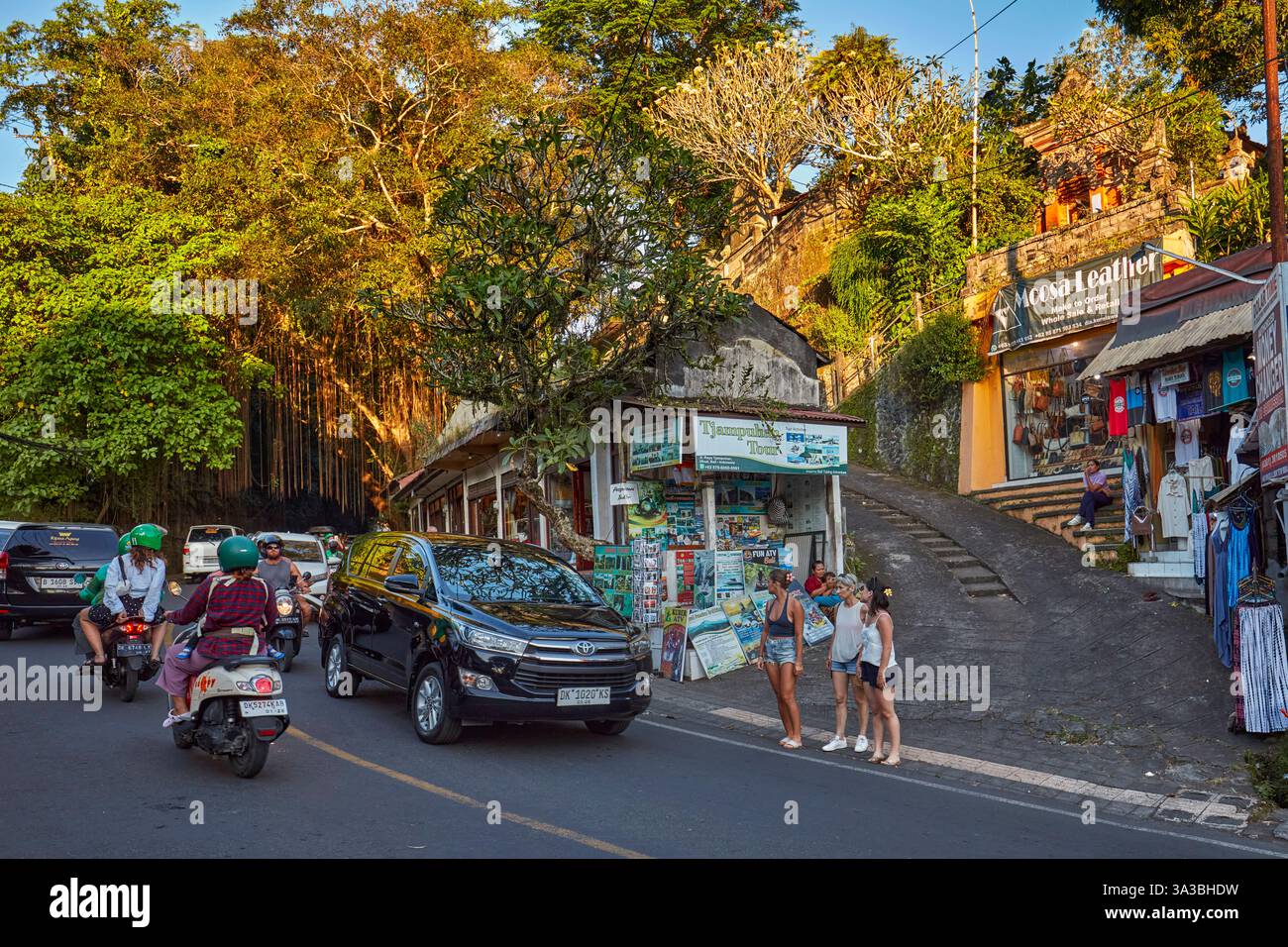 Viel Verkehr auf der Jalan Raya Ubud Straße. Ubud, Bali, Indonesien. Stockfoto