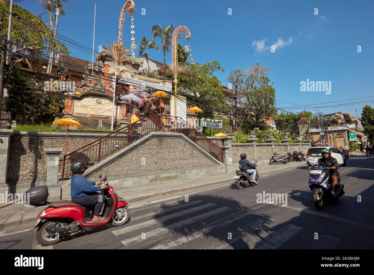 Morgenverkehr auf Jalan Raya Ubud, der Hauptstraße in Ubud, Bali, Indonesien. Stockfoto