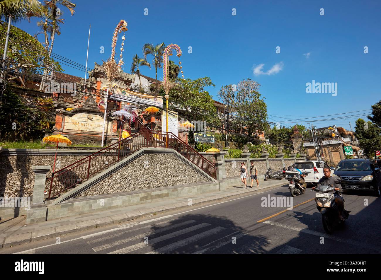 Morgenverkehr auf Jalan Raya Ubud, der Hauptstraße in Ubud, Bali, Indonesien. Stockfoto