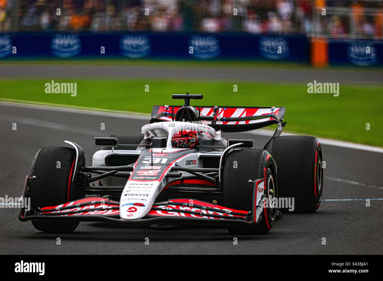 Malbourne, Australien. Februar 2025. 19/2025 - Esteban Ocon (FRA) - Haas F1 Team - Haas VF-25 - Ferrari während der Qualifikationsrunde des Grand Prix 2025 von Louis Vuitton in Australien; Albert Park, Melbourne, Australien, 14. Bis 16. März 2025 (Foto: Alessio de Marco/SIPA USA) Credit: SIPA USA/Alamy Live News Stockfoto