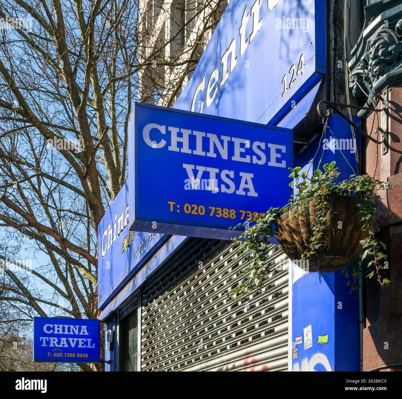 Visa- und Reiseschilder im China Travel Service and Information Centre, Euston Road, London, England, Großbritannien Stockfoto