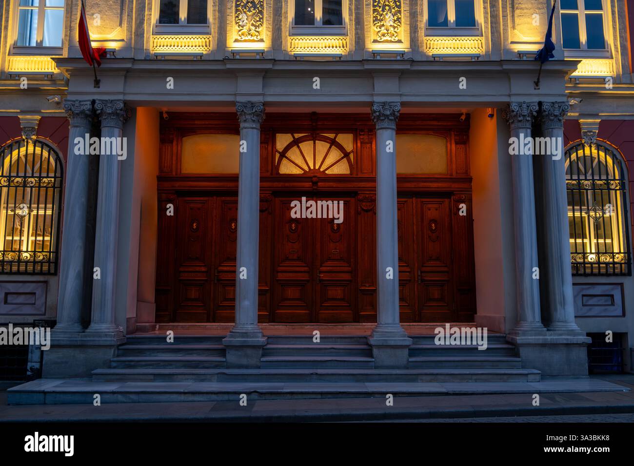 Der abendliche Charme des Museums İşbank, architektonische Schönheit in Istanbul, mit Gebäude, Stadt, Kultur, Tür, Fassade, Geschichte, Wahrzeichen, Licht, Nacht, Sto Stockfoto