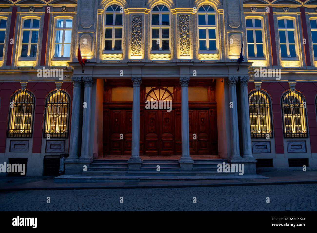 Der abendliche Charme des Museums İşbank, architektonische Schönheit in Istanbul, mit Gebäude, Stadt, Kultur, Tür, Fassade, Geschichte, Wahrzeichen, Licht, Nacht, Sto Stockfoto