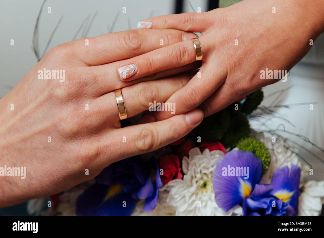 Die Hand der verliebten Braut und des Bräutigams Stockfoto