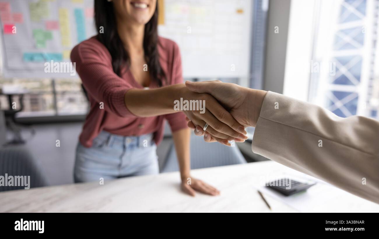 Handschlag Nahaufnahme von zwei Geschäftsfrauen, die sich gegenseitig grüßen Stockfoto