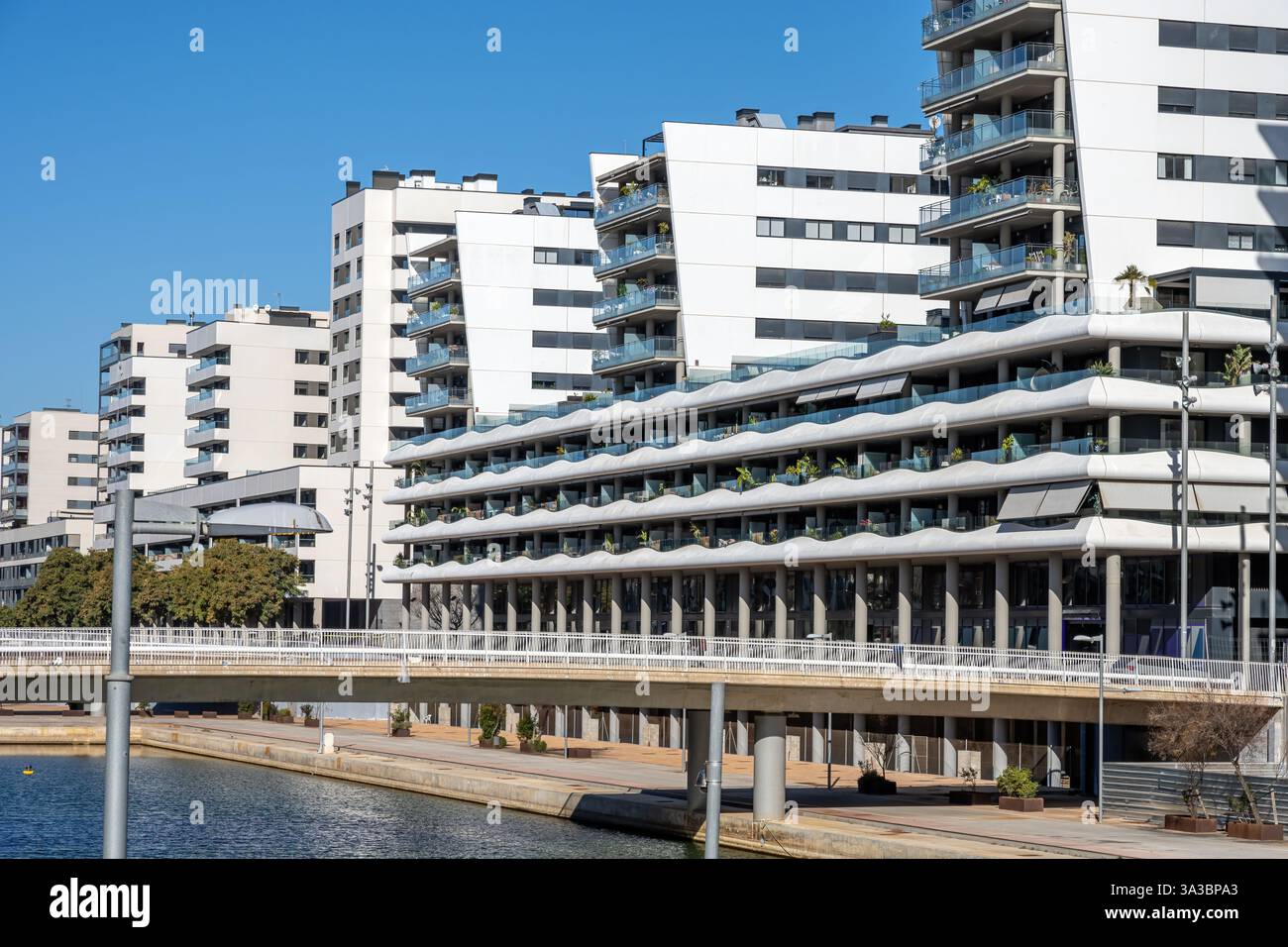 Moderner weißer Apartmentkomplex in Badalona, Spanien Stockfoto