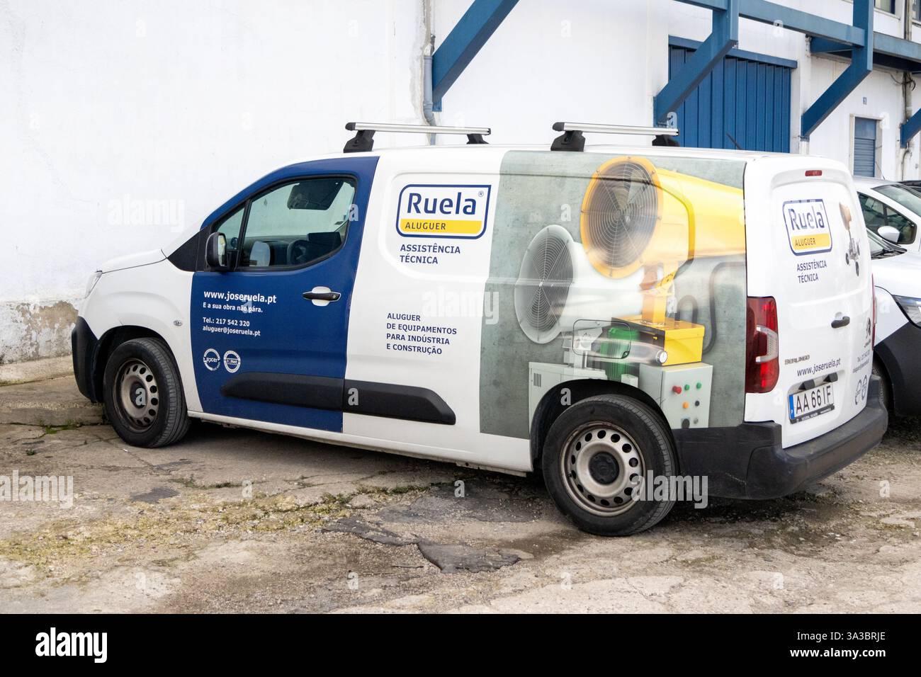 Geparkte weiße Lieferwagen, die Verleih von Industrie- und Baumaschinen mit einer großen Grafik für Lüftungsventilatoren anzeigen Stockfoto